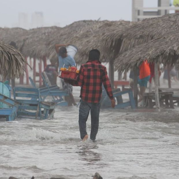Agua del Mar Llega al Bulevar Costero de Playa Miramar